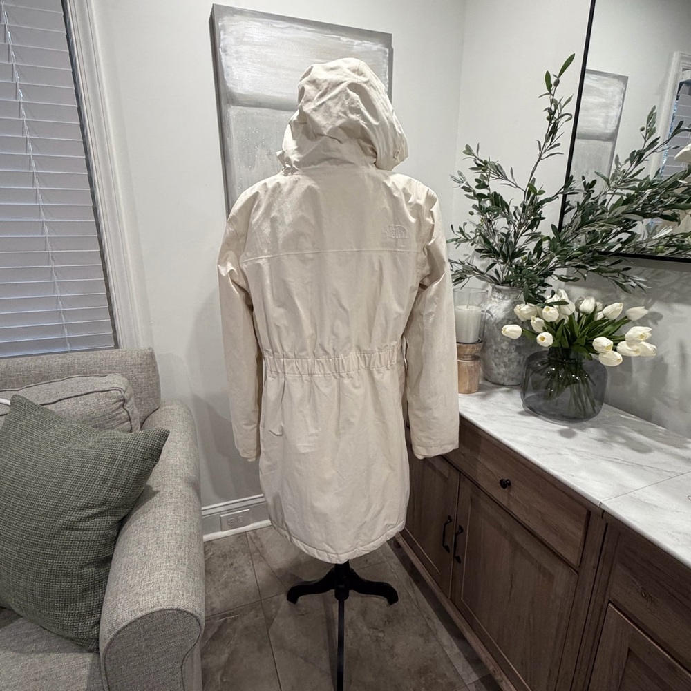 The North Face Arctic Parka Gardenia White / Silver Grey Leopard Print Interior - Picture 4 of 16